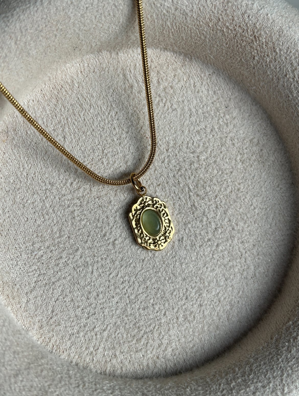 Yeşil Taş Mini Çiçek İşleme Çelik Kolye