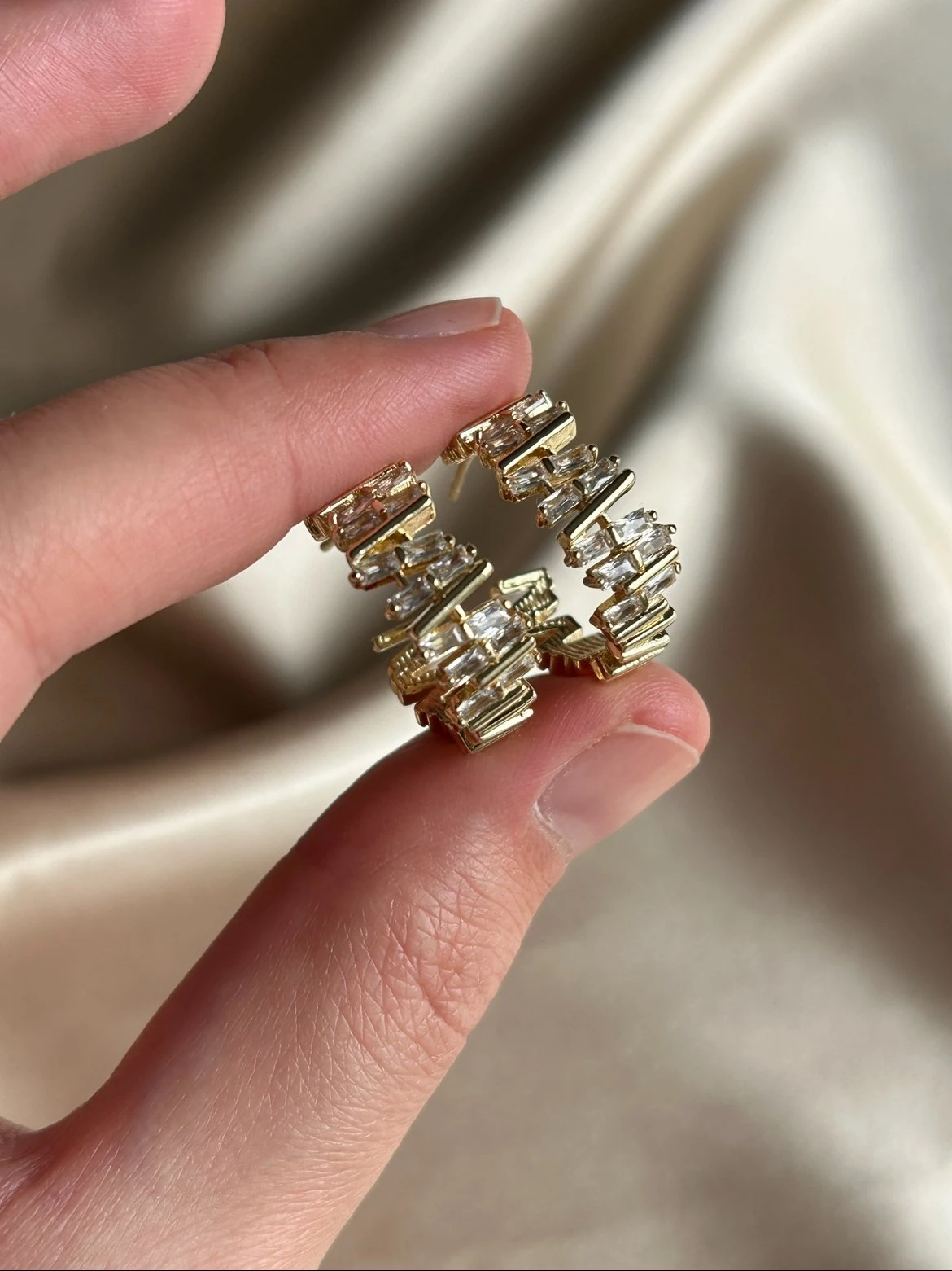 Asimetrik Taş Küpe