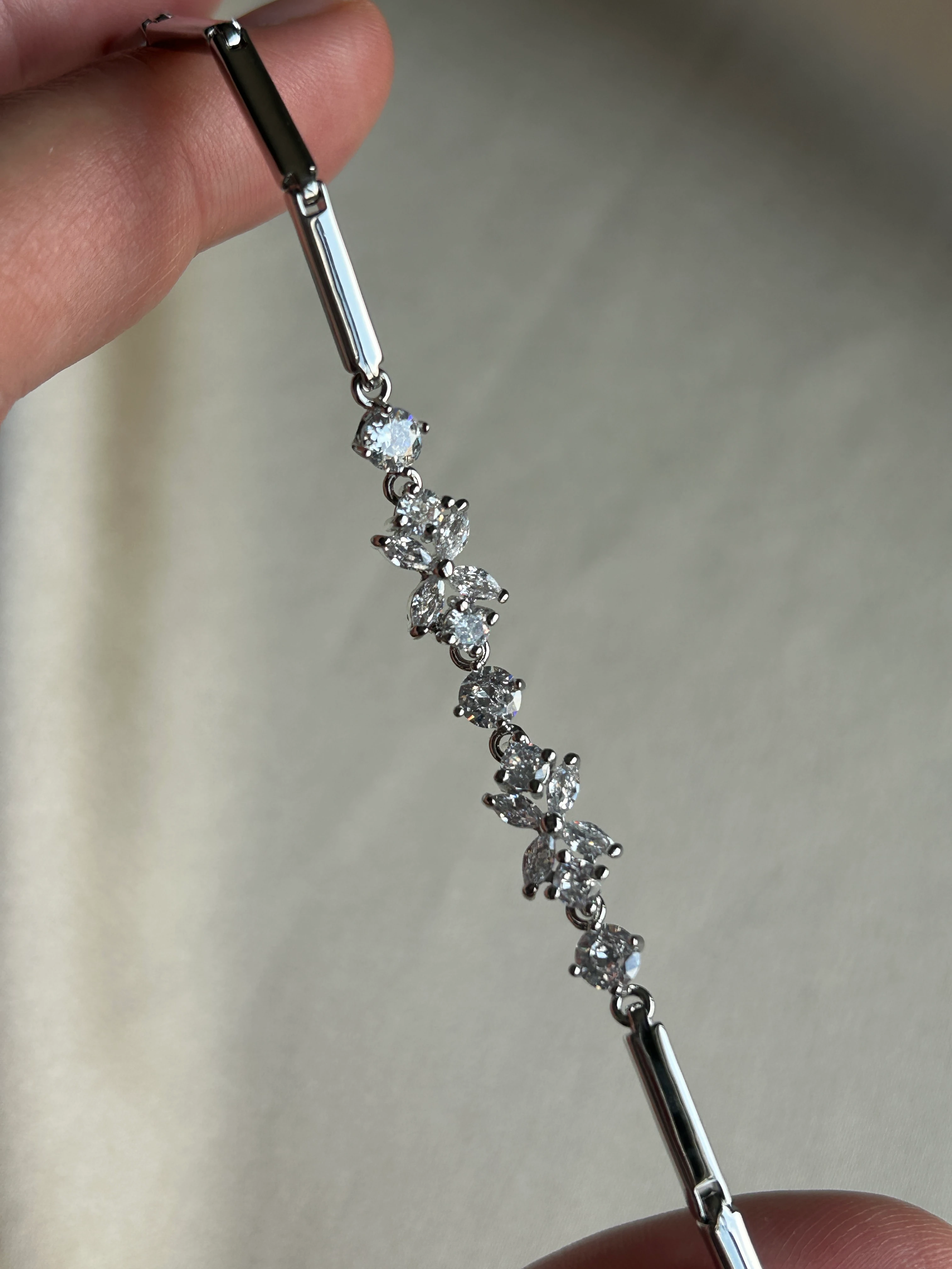 Taşlı Çiçek Motif Bileklik ( gümüş renk )