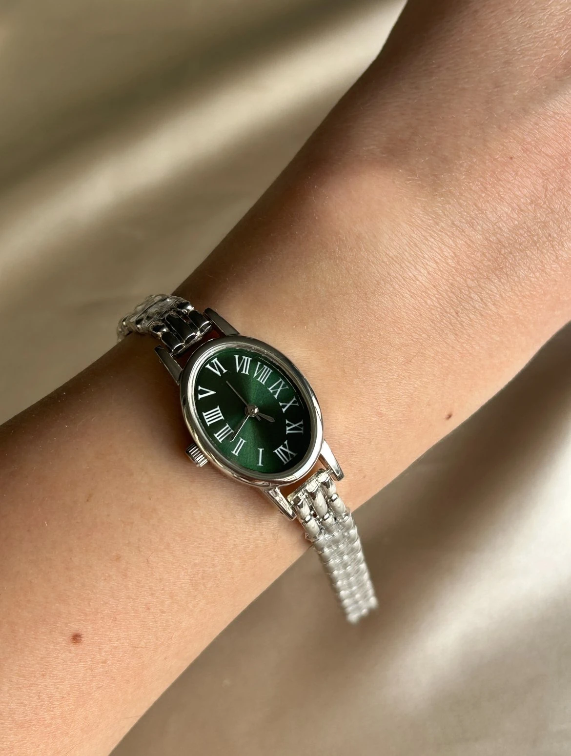 Oval Model Yeşil Kadran Saat ( gümüş renk )