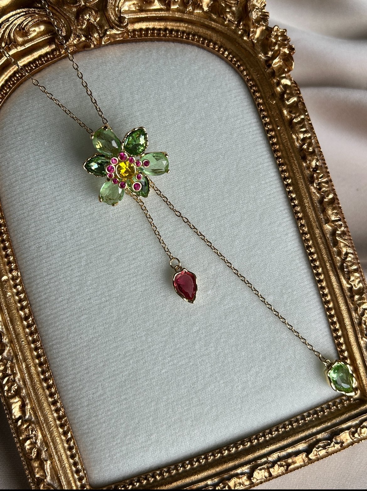 Yeşil Taşlı Çiçek Model Kolye