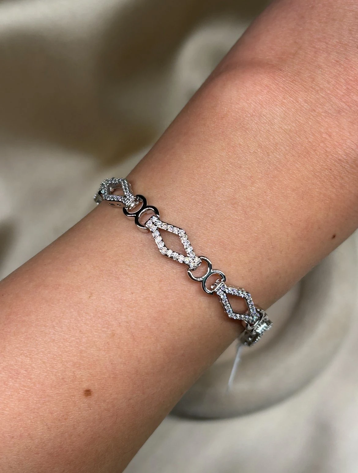 Dörtgen Model Taşlı Bileklik ( gümüş renk )