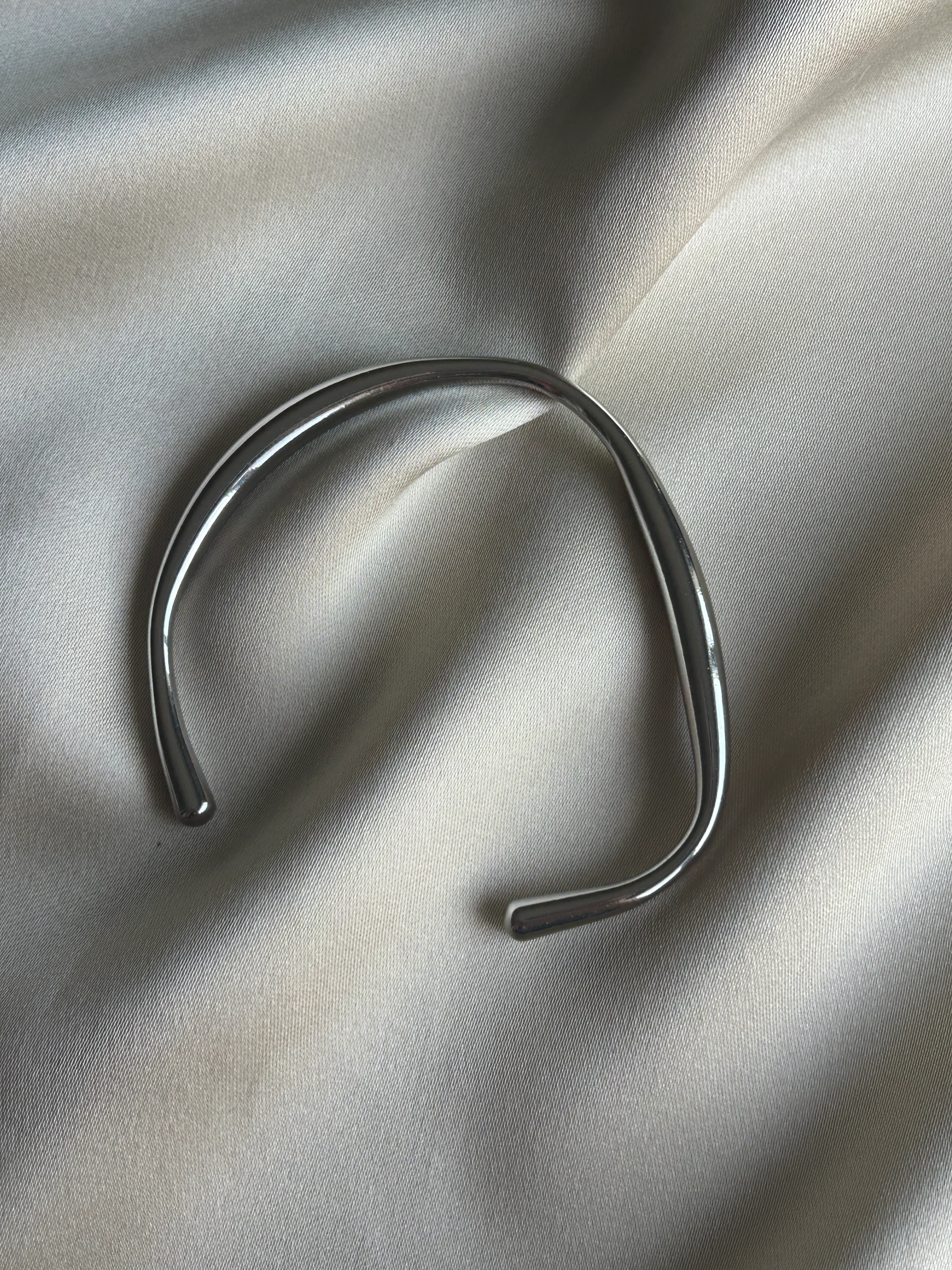 Asimetrik Kelepçe Bileklik ( gümüş renk )