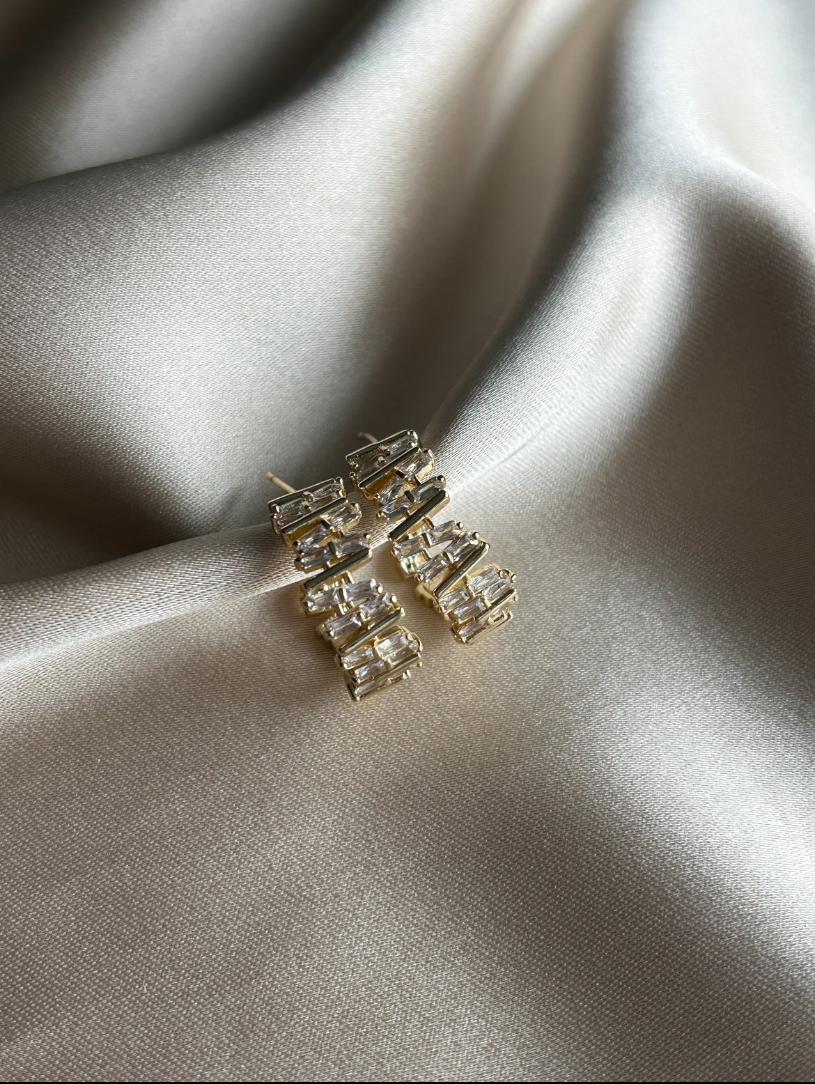 Asimetrik Taş Küpe