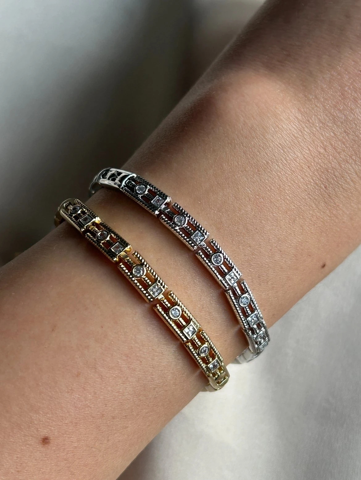 Mini Taşlı Kare Model Bileklik ( gümüş renk )