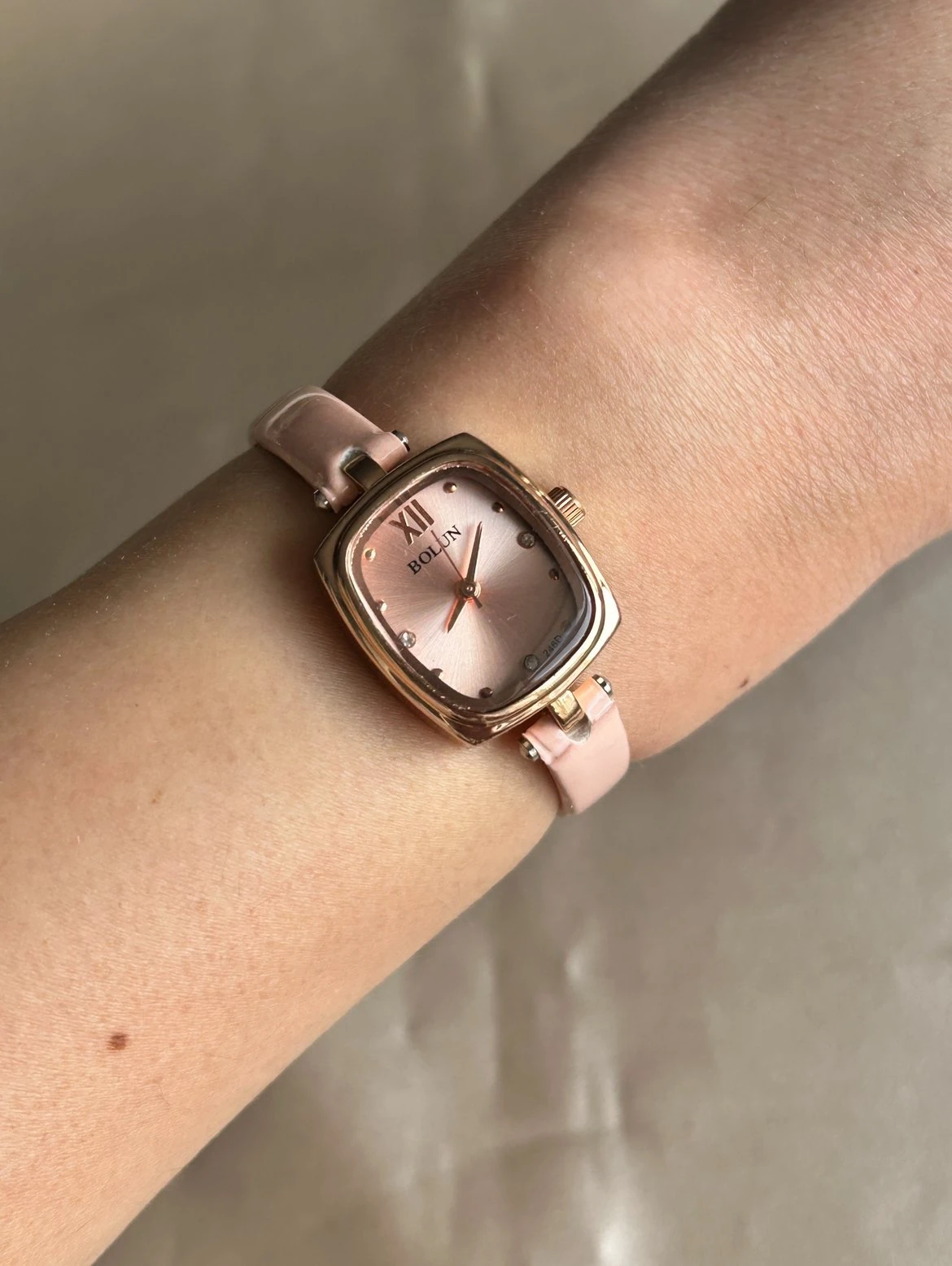 Açık Pembe Kare Kadran Saat