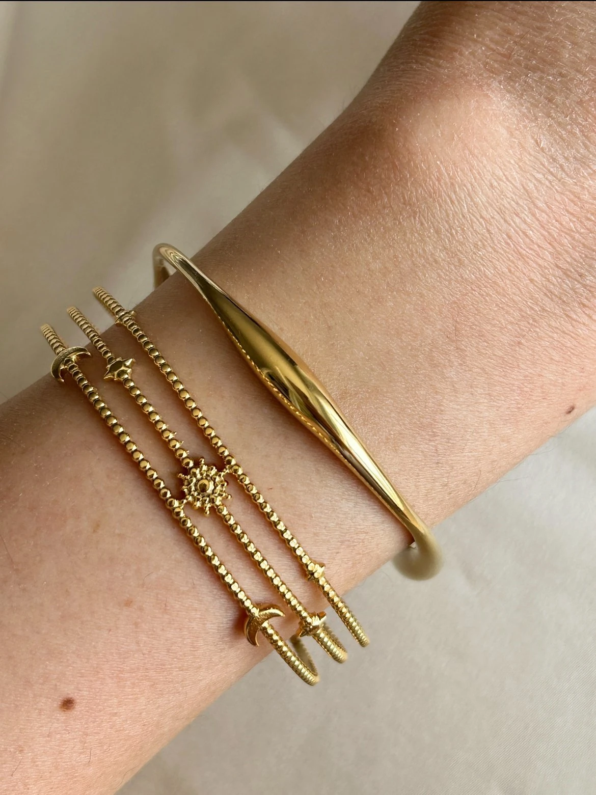 Asimetrik Kelepçe Bileklik (altın renk)