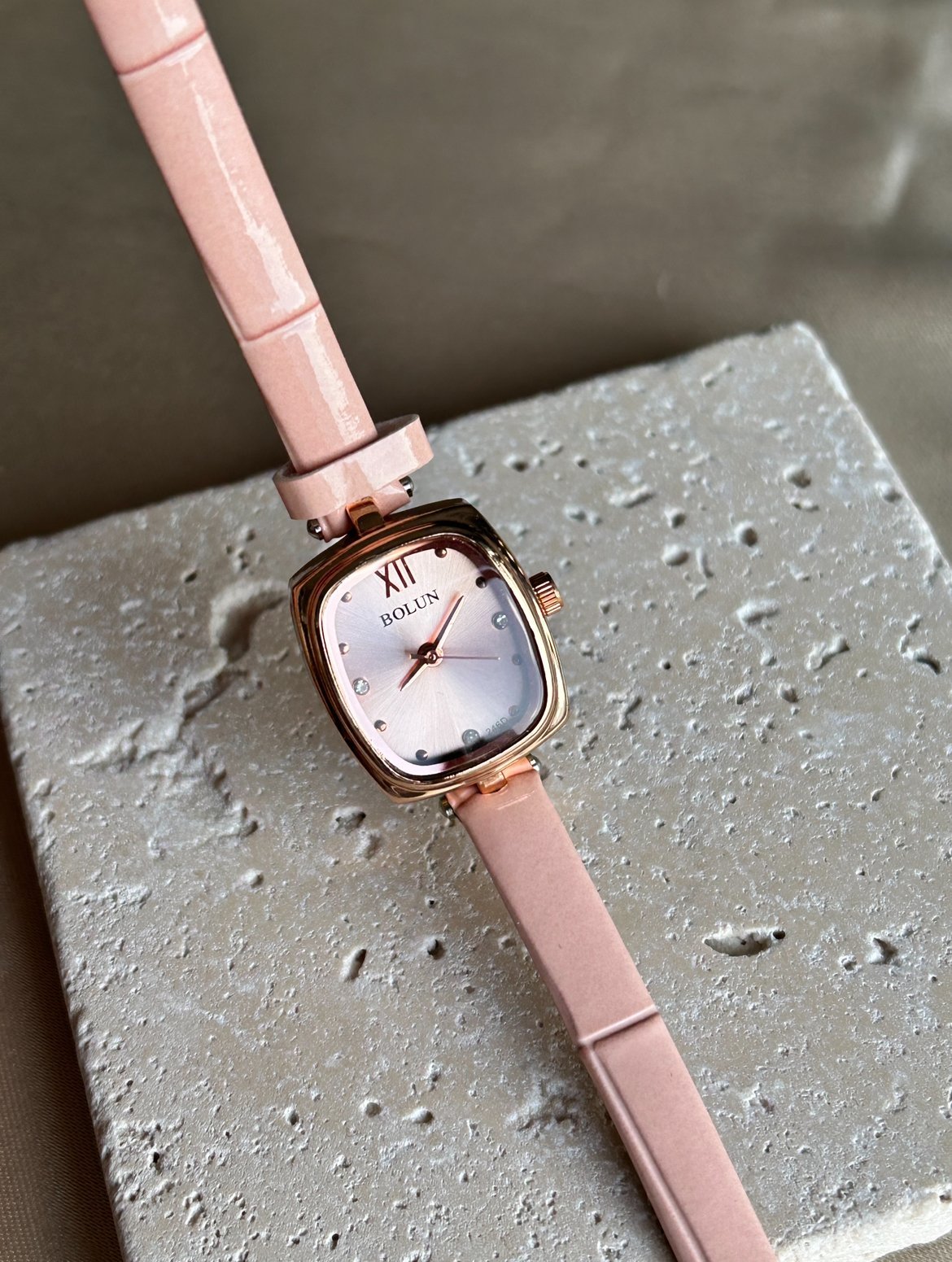 Açık Pembe Kare Kadran Saat