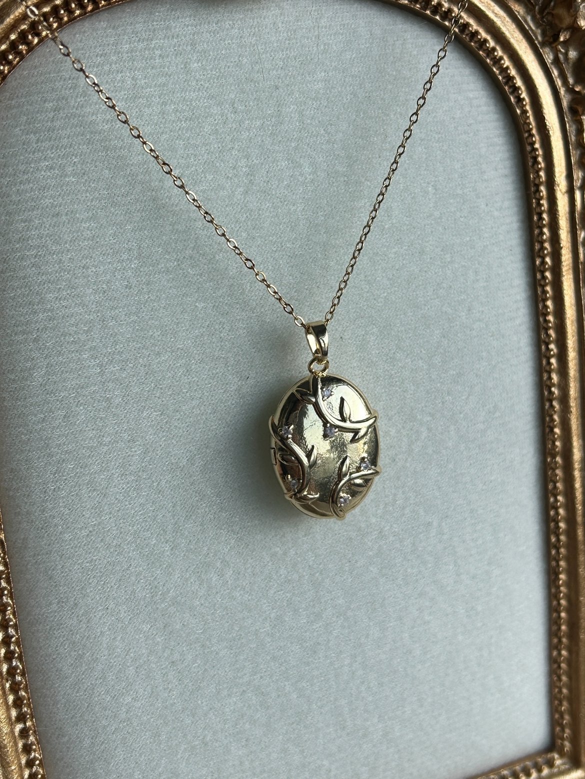 İçi Açılabilir Çiçek Model Kolye