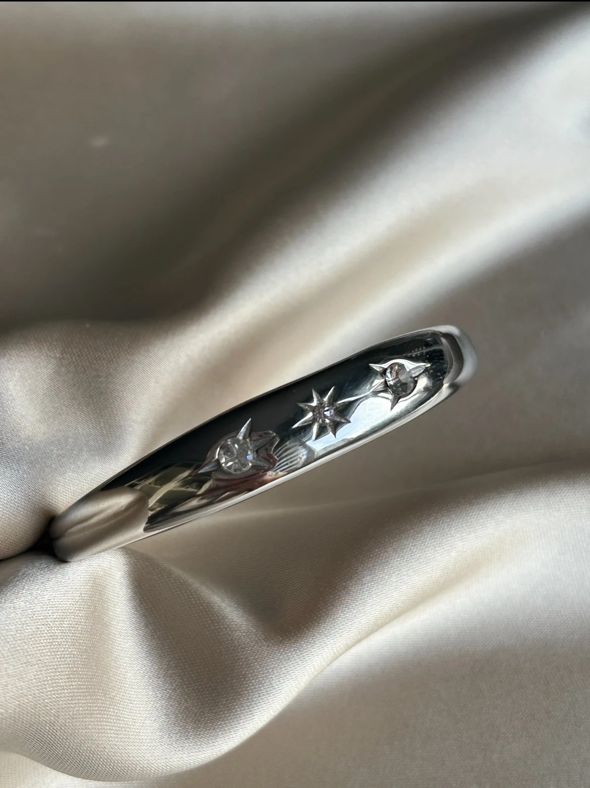 Beyaz Taşlı Yıldız Model Bileklik ( gümüş renk )