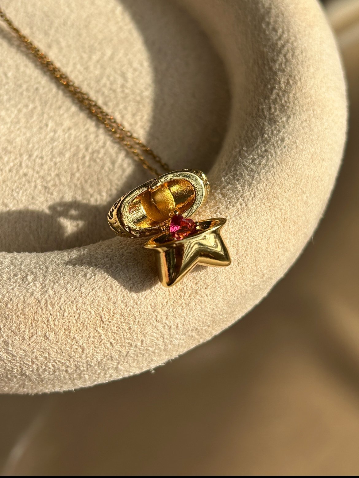 İçi Açılabilir Yıldız Kolye