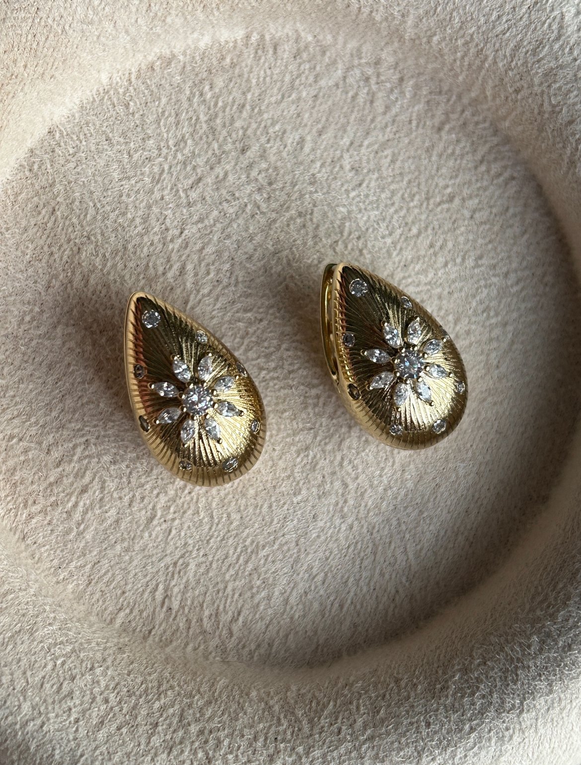 Damla Model Çiçek Taş İşleme Küpe