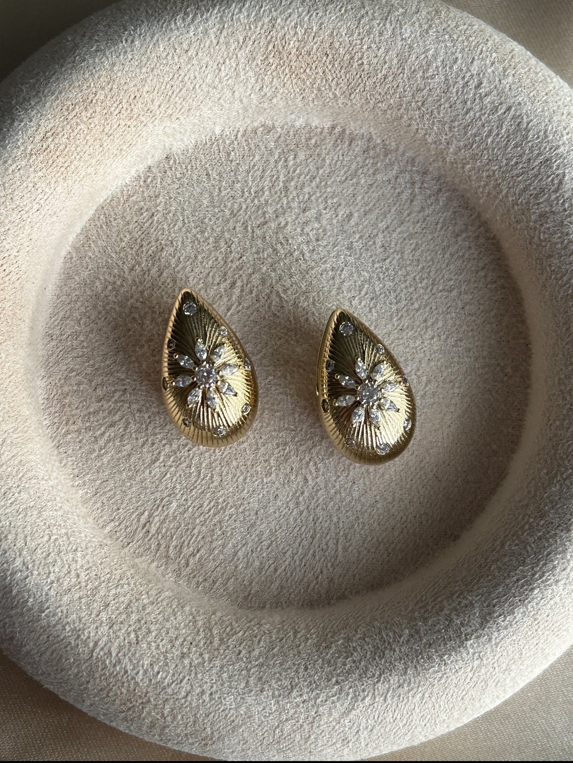 Damla Model Çiçek Taş İşleme Küpe