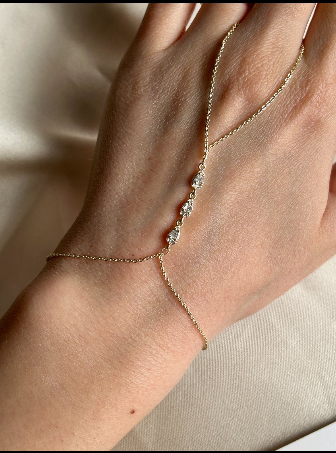 Damla Taş Model Şahmeran