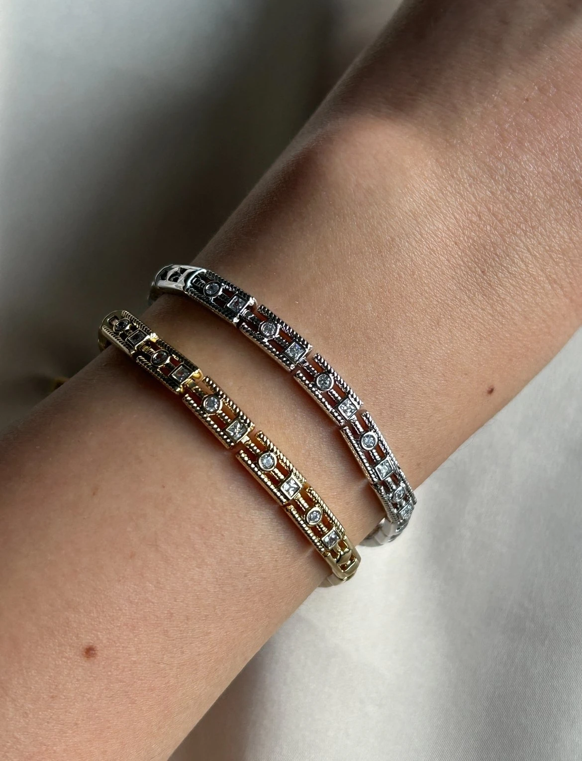 Mini Taşlı Kare Model Bileklik ( gümüş renk )