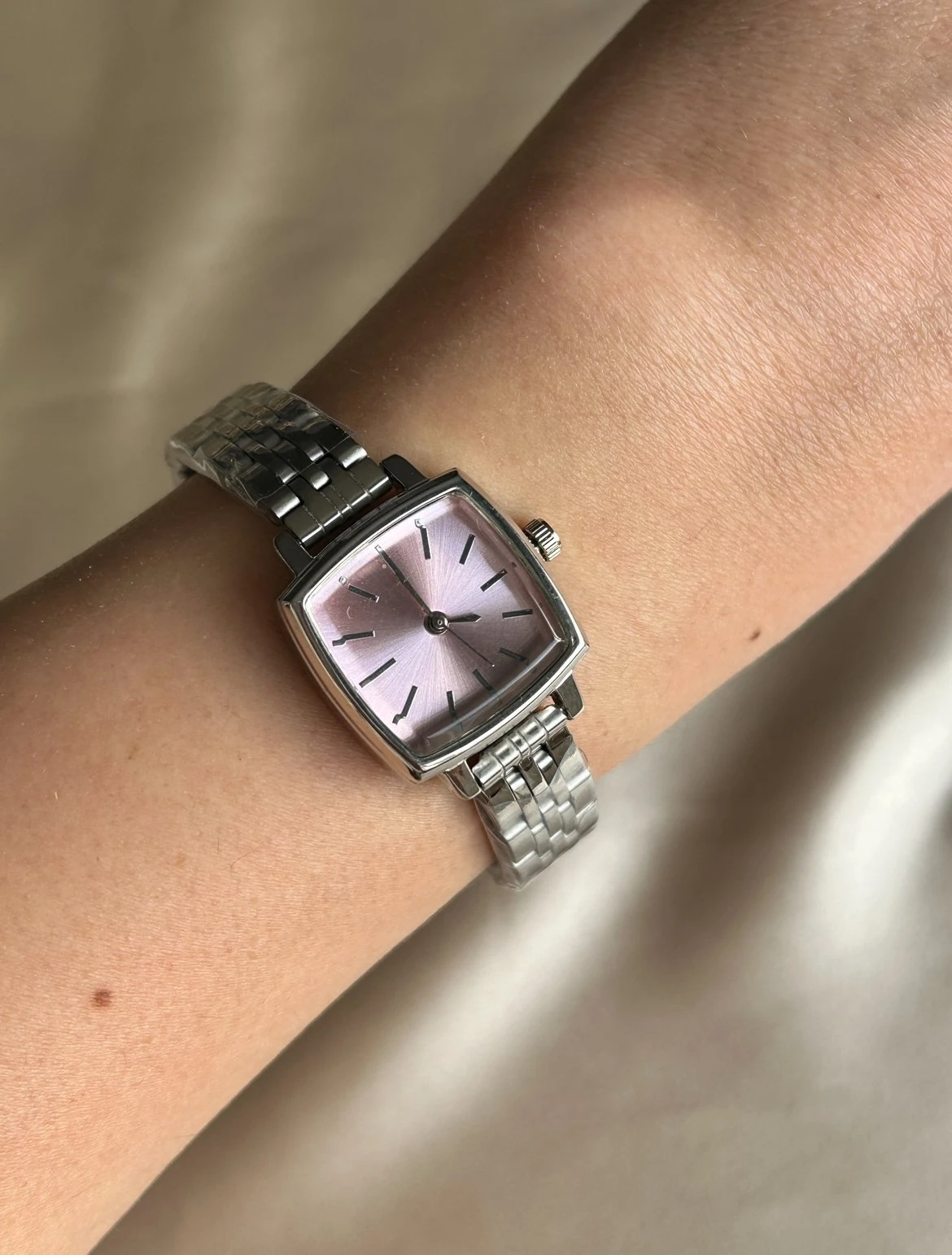 Kare Model Soft Pembe Kadran Saat ( gümüş renk )