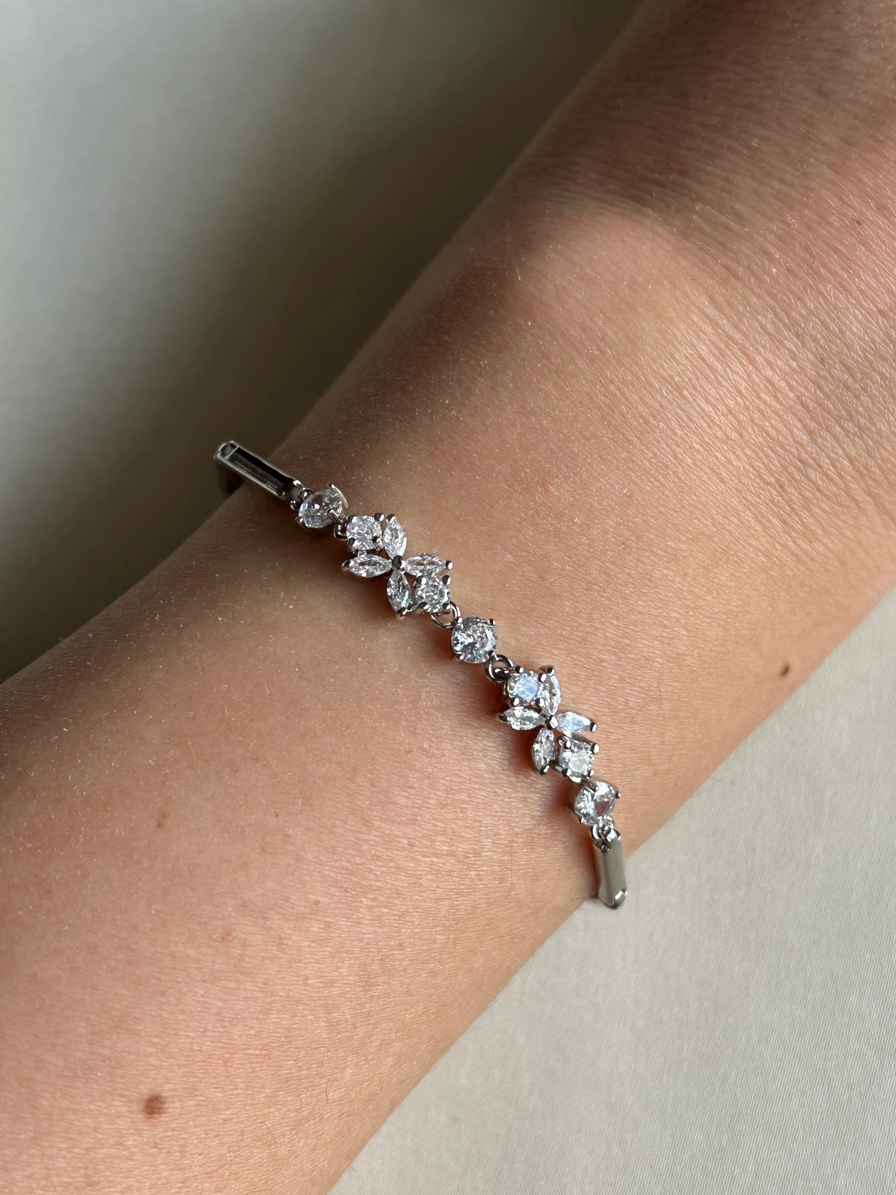 Taşlı Çiçek Motif Bileklik ( gümüş renk )