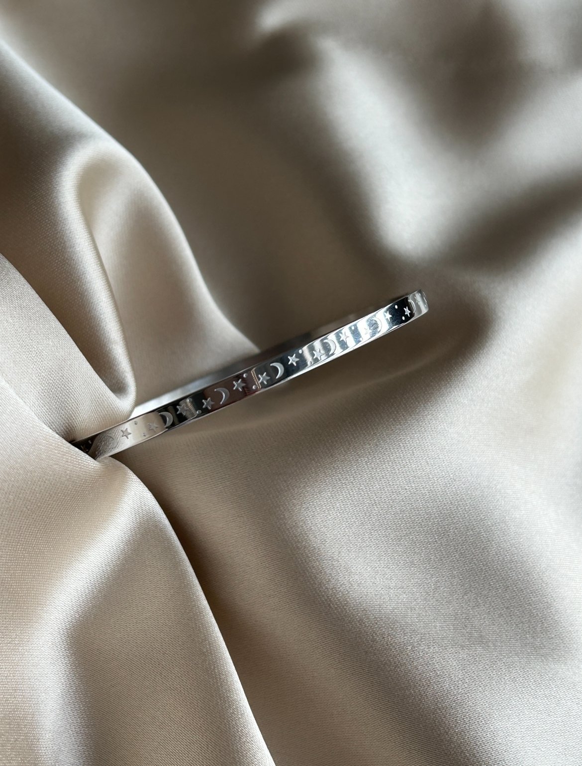 Ay ve Yıldız İşleme Çelik Bileklik ( gümüş renk )