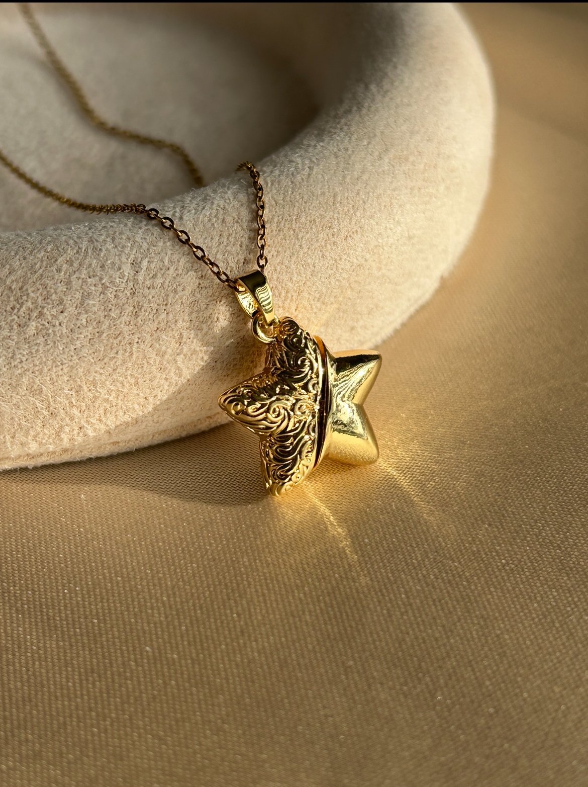 İçi Açılabilir Yıldız Kolye