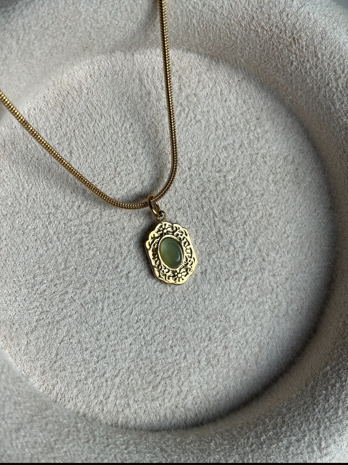 Yeşil Taş Mini Çiçek İşleme Çelik Kolye