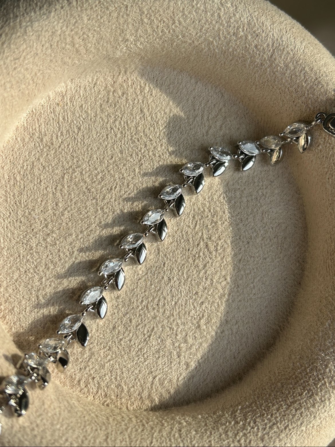 Yaprak Model Taşlı Bileklik ( gümüş renk )