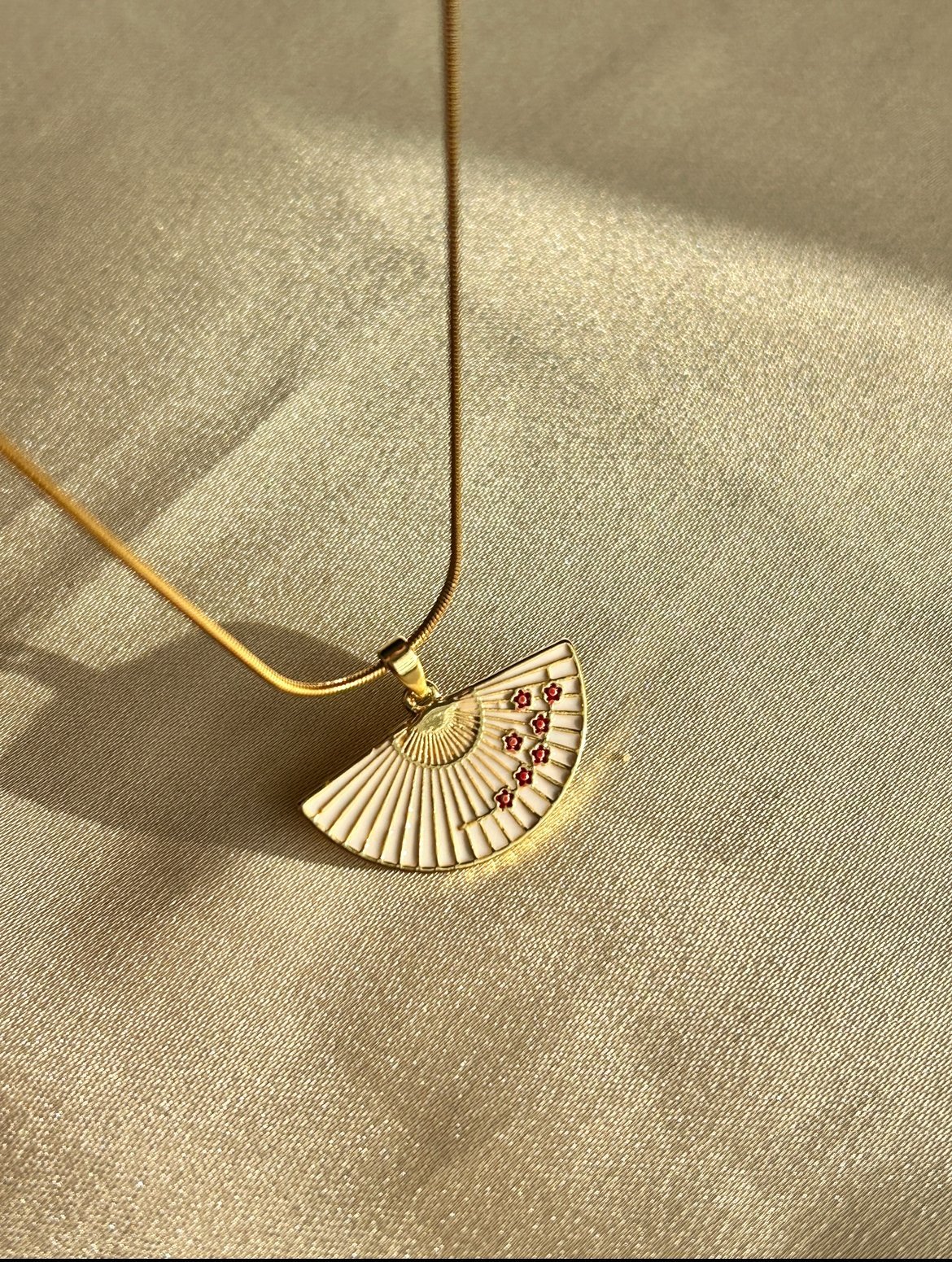 Beyaz Mine İşleme Yelpaze Kolye