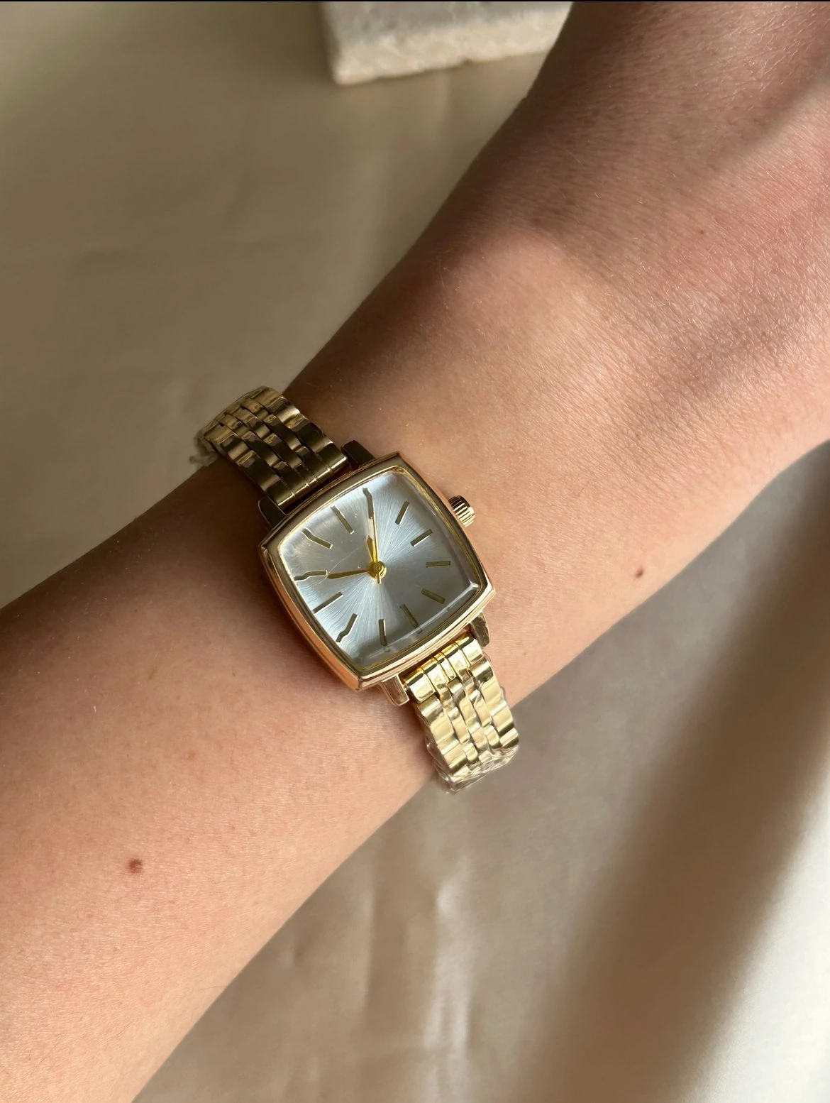 Kare Model Beyaz Kadran Saat ( gold renk )