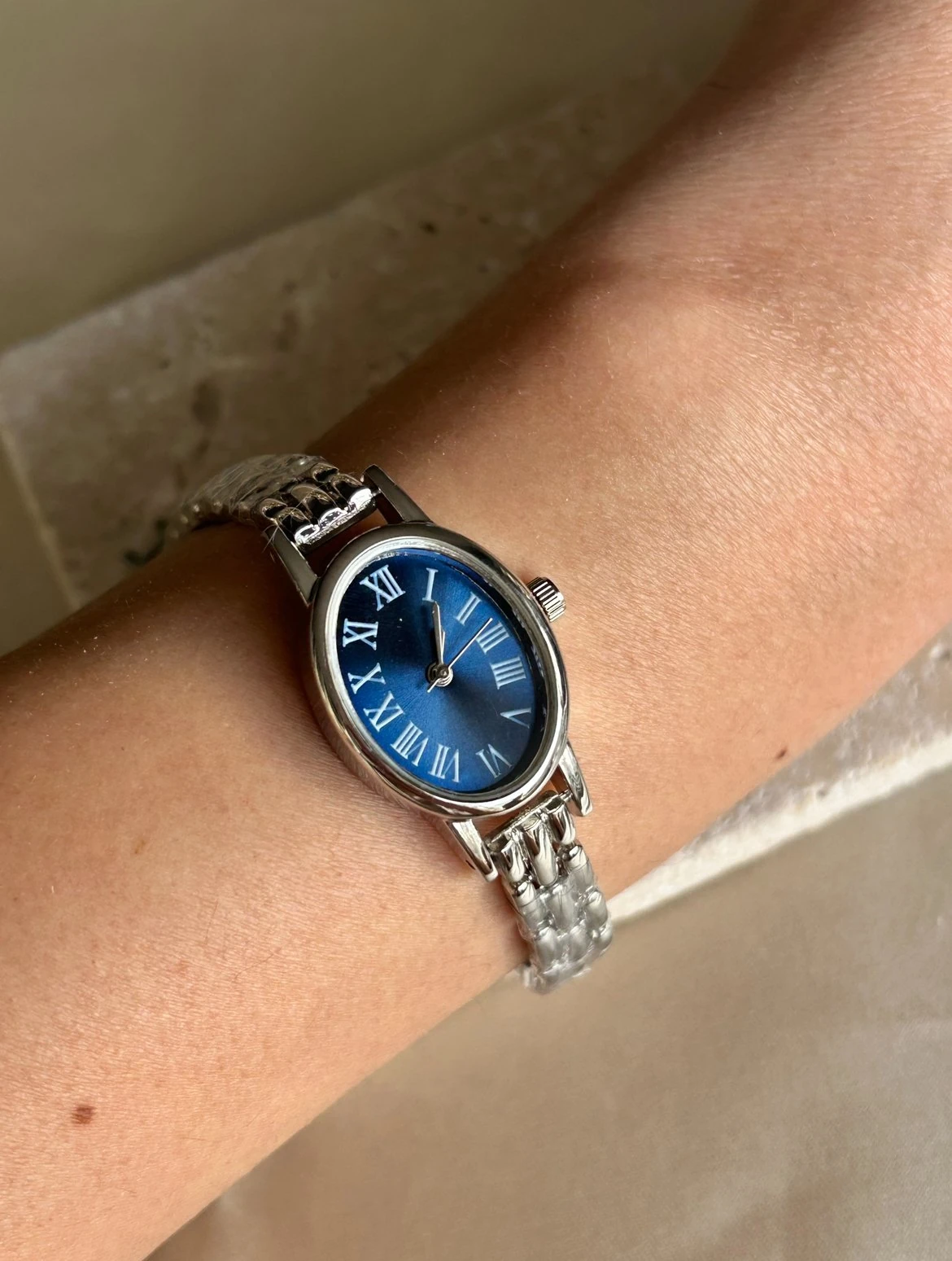 Oval Model Lacivert Kasa Saat ( gümüş renk )