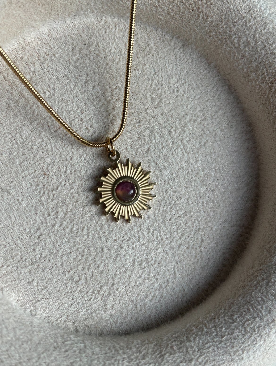 Mor Taş Yuvarlak Çelik Kolye