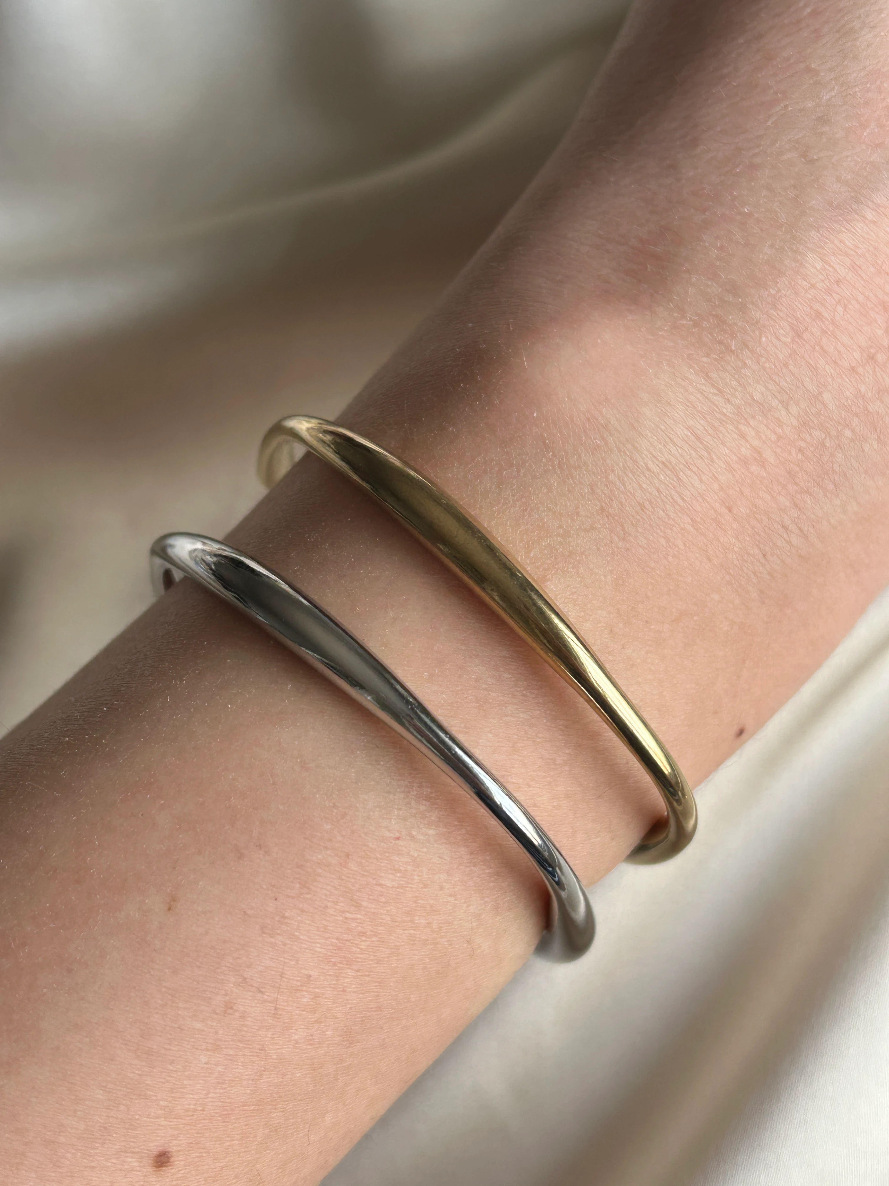 Asimetrik Kelepçe Bileklik ( gümüş renk )