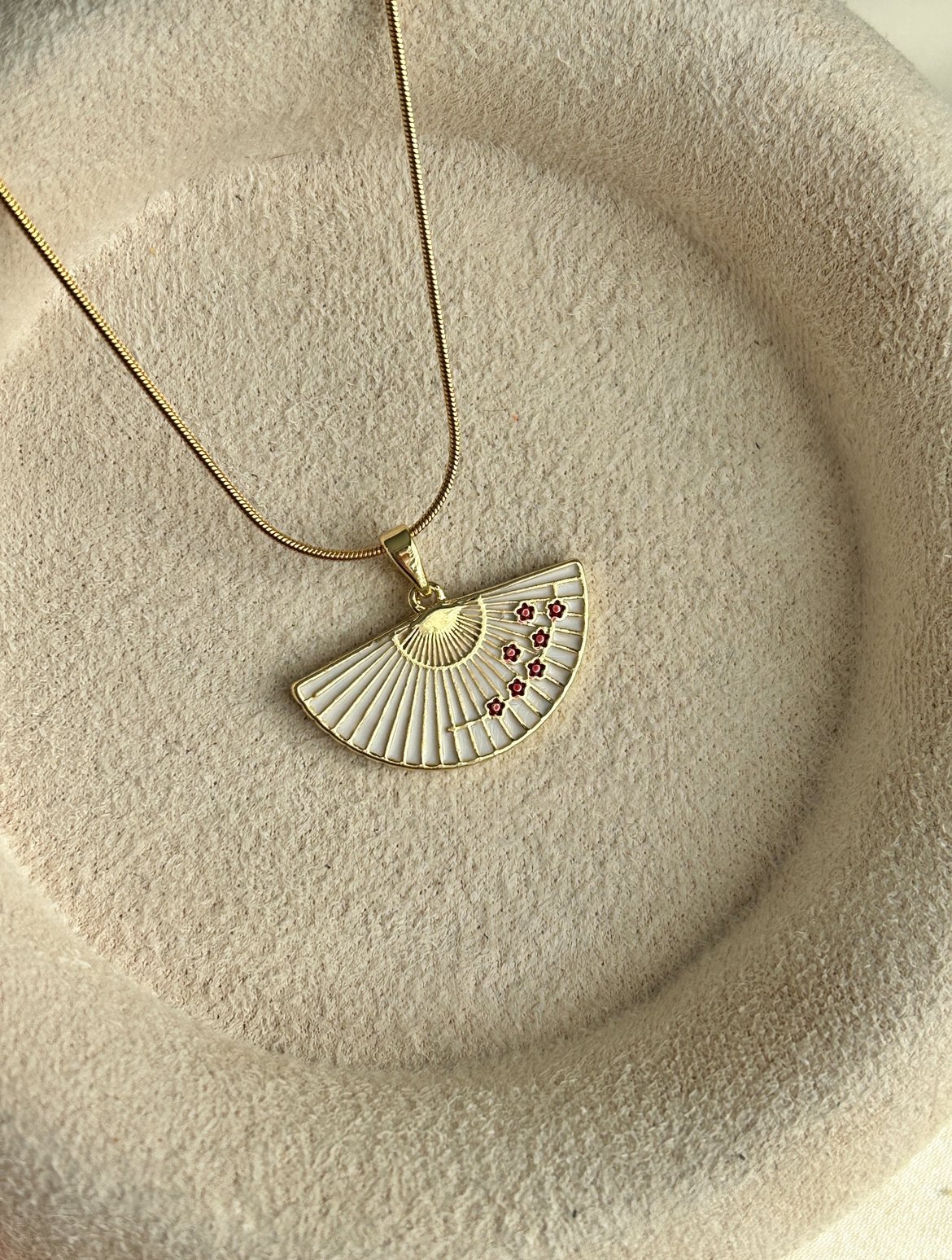 Beyaz Mine İşleme Yelpaze Kolye