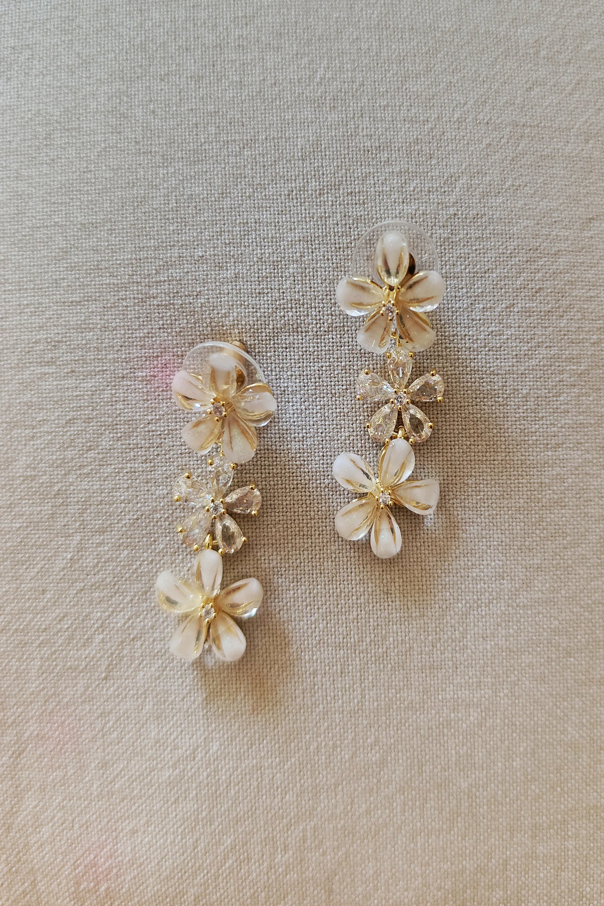 Cam Zirkon Sallantılı Çiçek Küpe