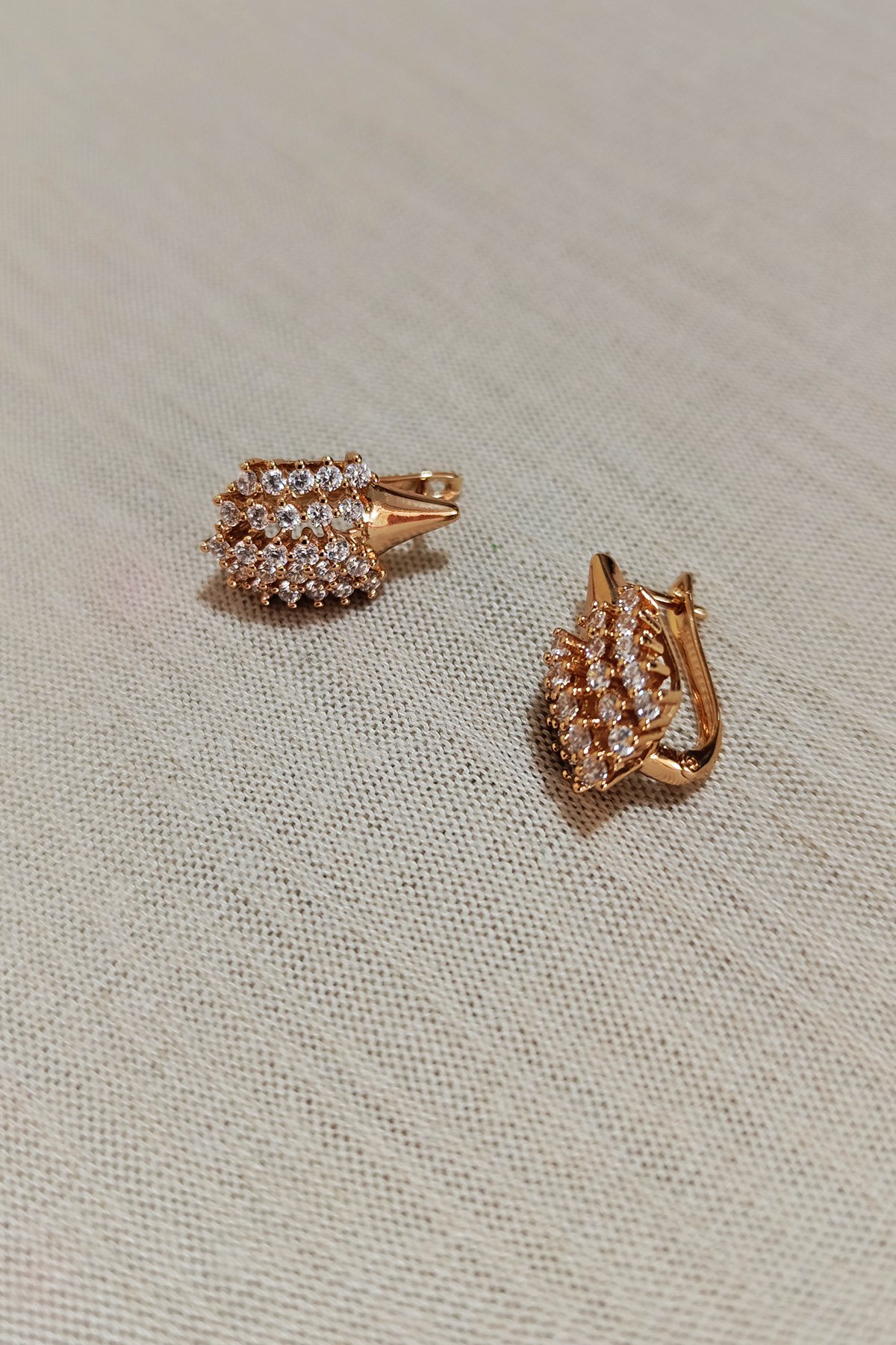 Üç Sıra Zirkon Taş İşleme Gold Küpe