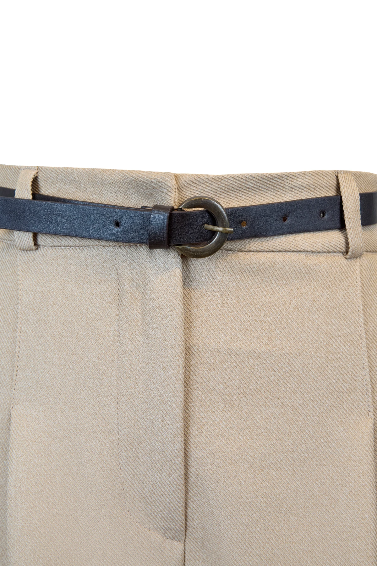 Tek Pileli Kemerli Şort