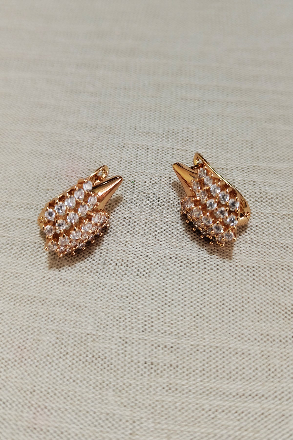 Üç Sıra Zirkon Taş İşleme Gold Küpe - GOLD