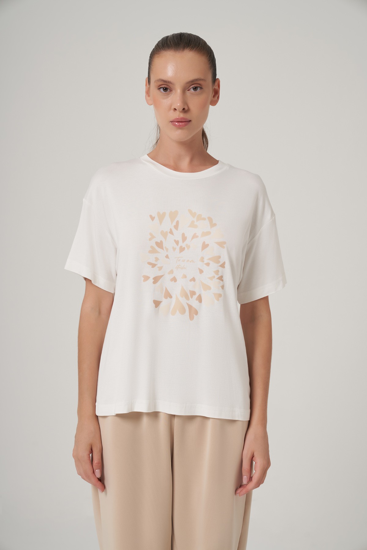 Baskılı Geniş Yaka T-Shirt - BEJ