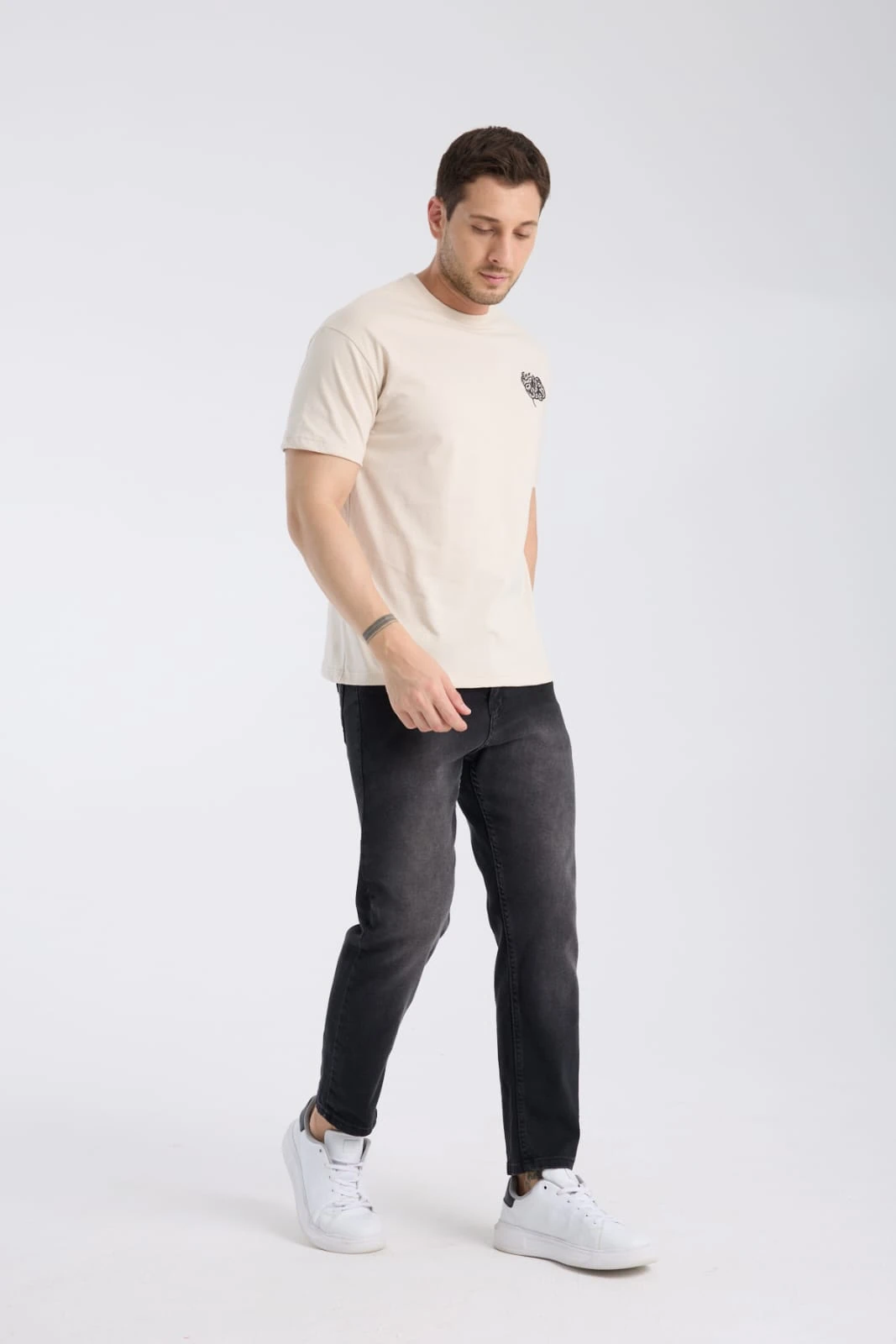 Kendi Halinde (Ekru)