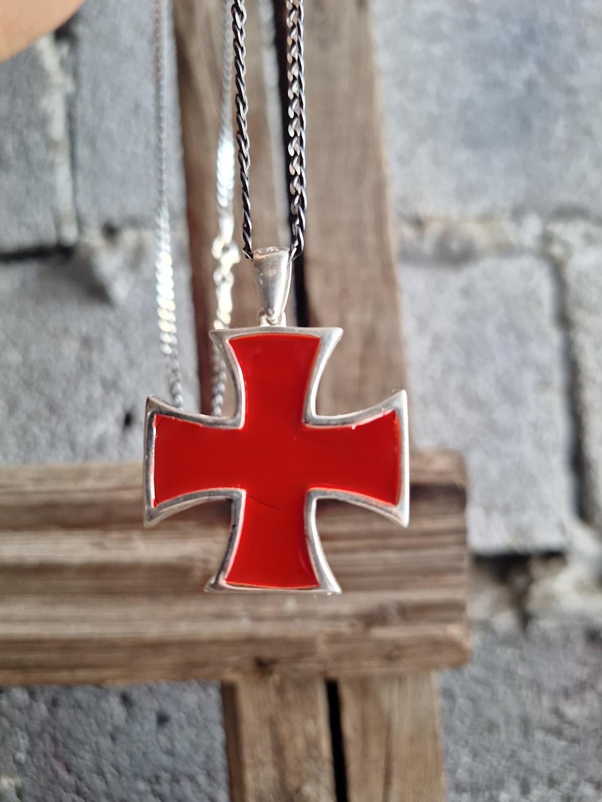 Iron Cross Black and Red Pendant %100 Gümüş Kolye