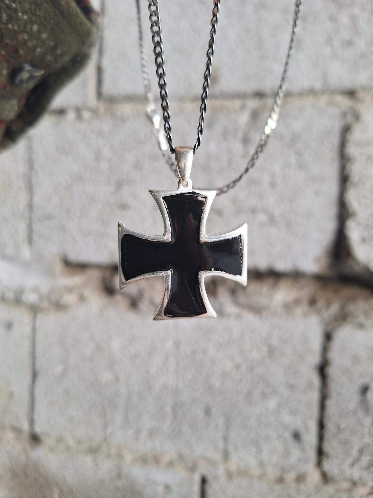 Iron Cross Black and Red Pendant %100 Gümüş Kolye