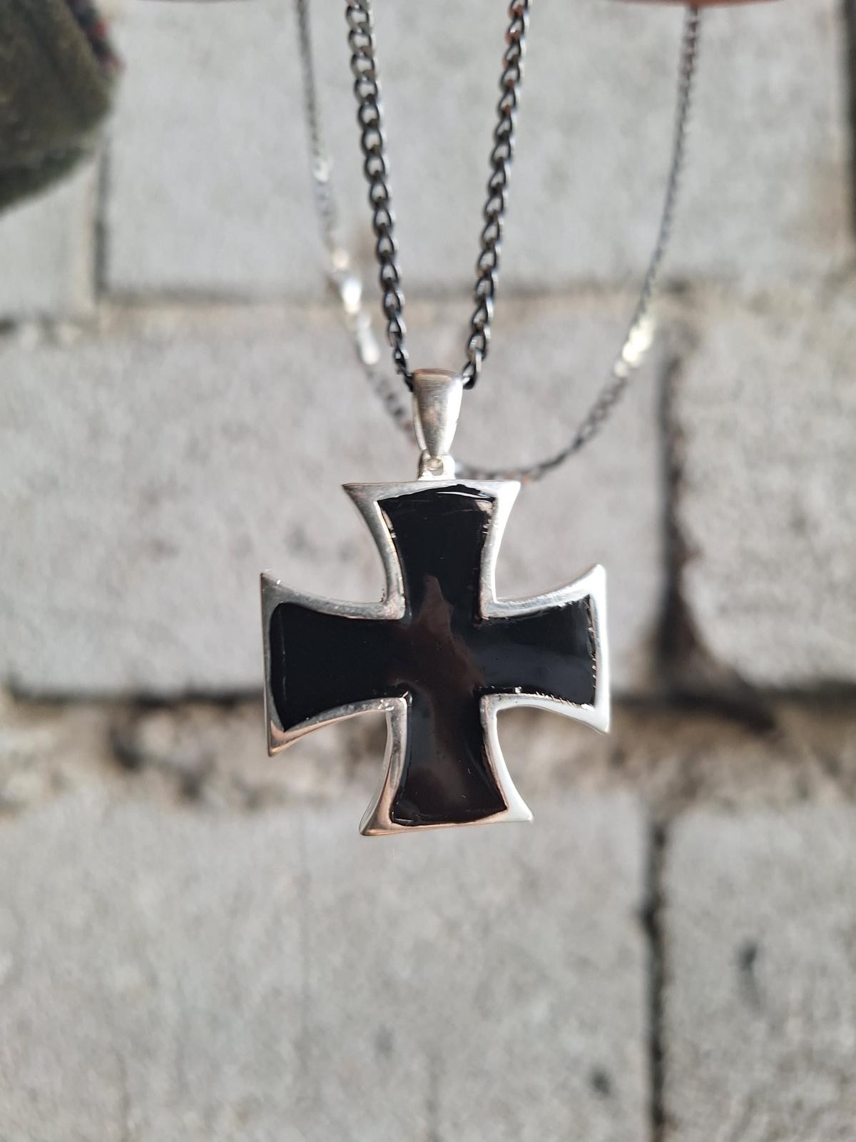 Iron Cross Black and Red Pendant %100 Gümüş Kolye
