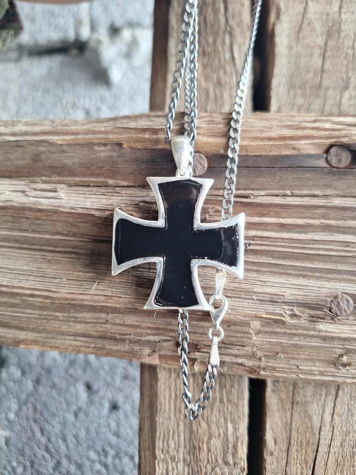 Iron Cross Black and Red Pendant %100 Gümüş Kolye