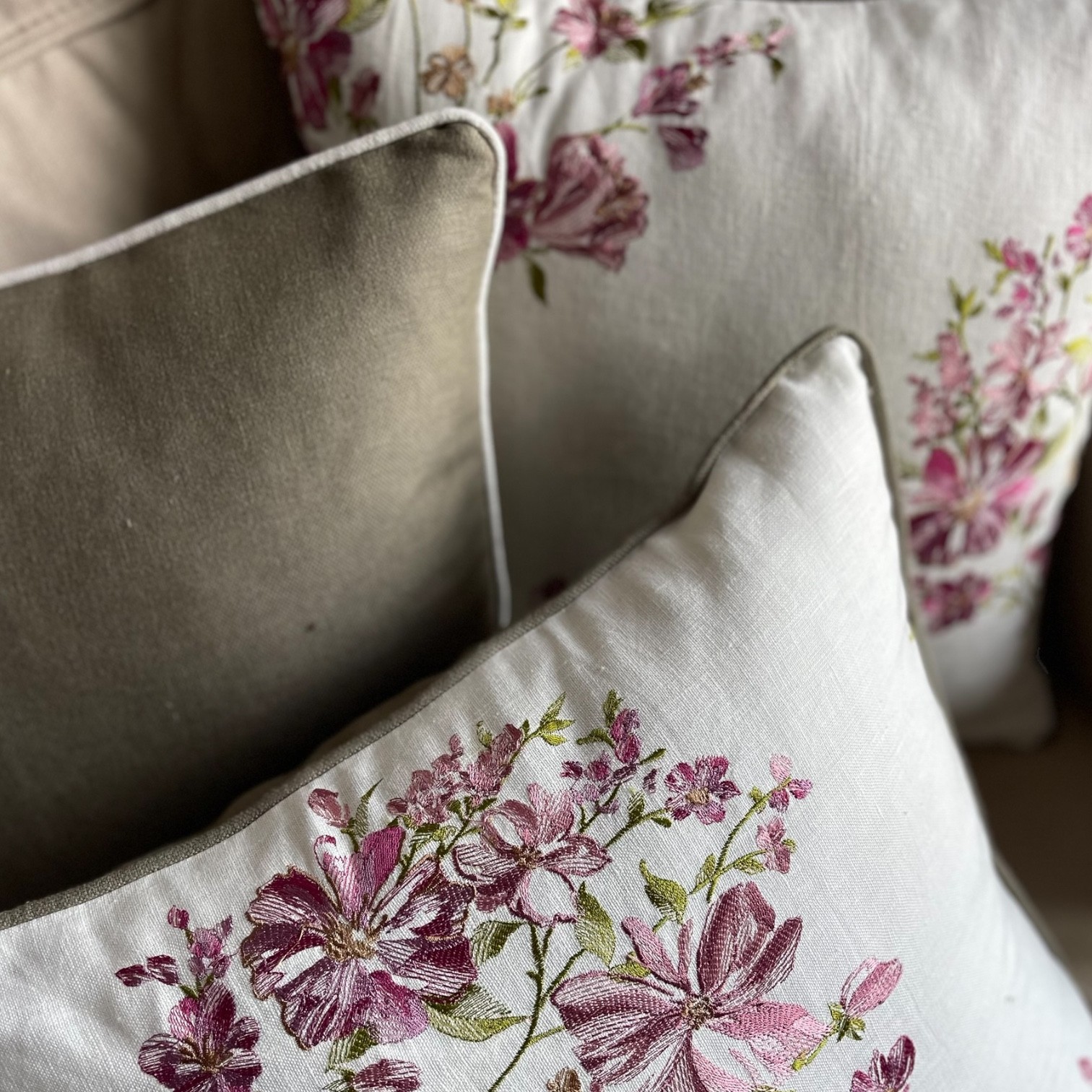 Pembe Çiçek Demeti Nakışlı 3 'lü Kırlent Kılıfı Seti 50*50 cm