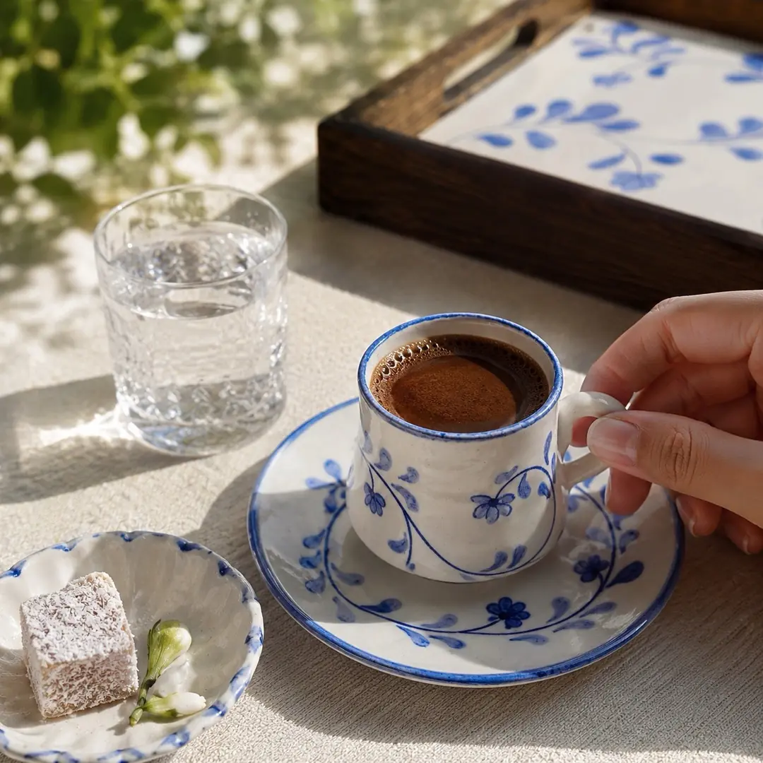 Mavi Beyaz Koleksiyonundan Tepsiler, Fincanlar, Lokumluklar
