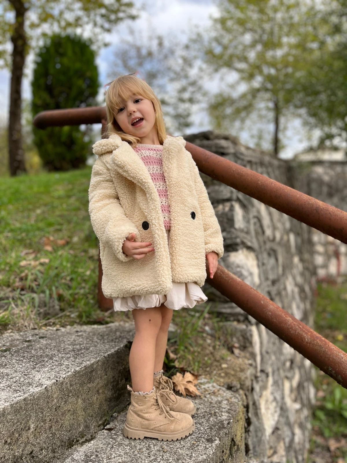 krem tengi pekuş astarlı kaban 