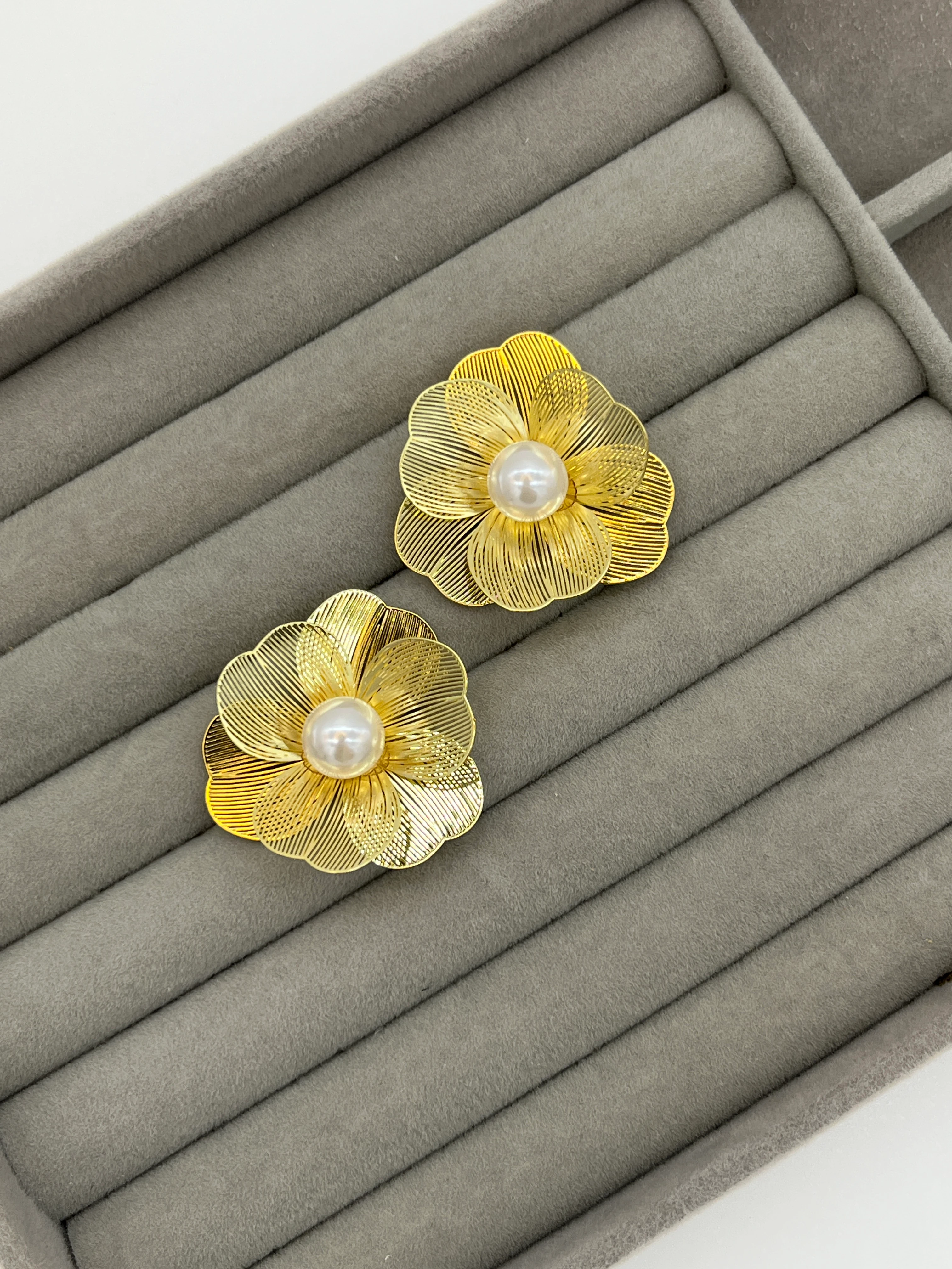 Çiçek Desenli İncili Küpe 