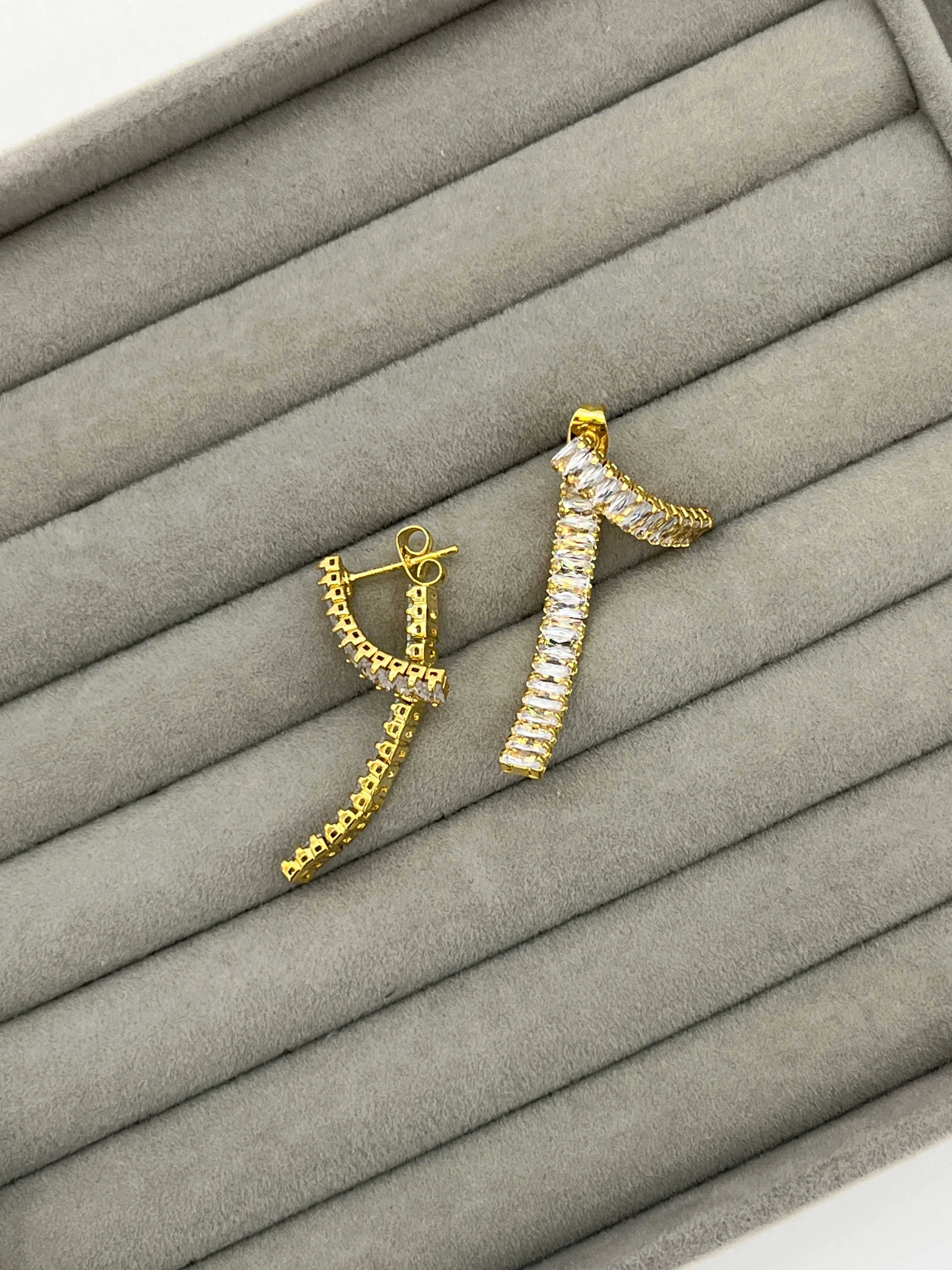 Tasarım Sıra Taşlı Küpe - GOLD