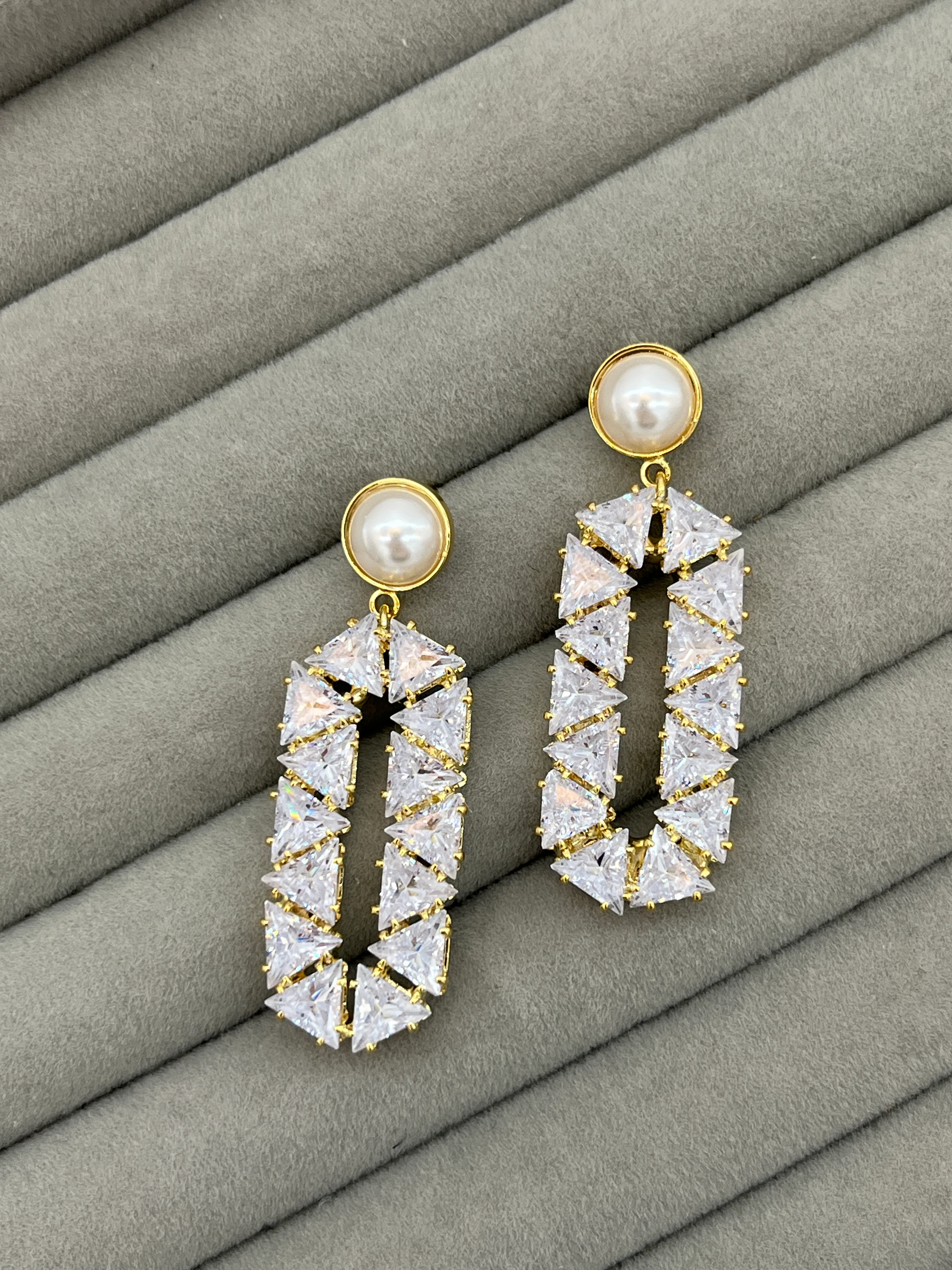 Tasarım Taşlı Sallantılı İnci Küpe - GOLD