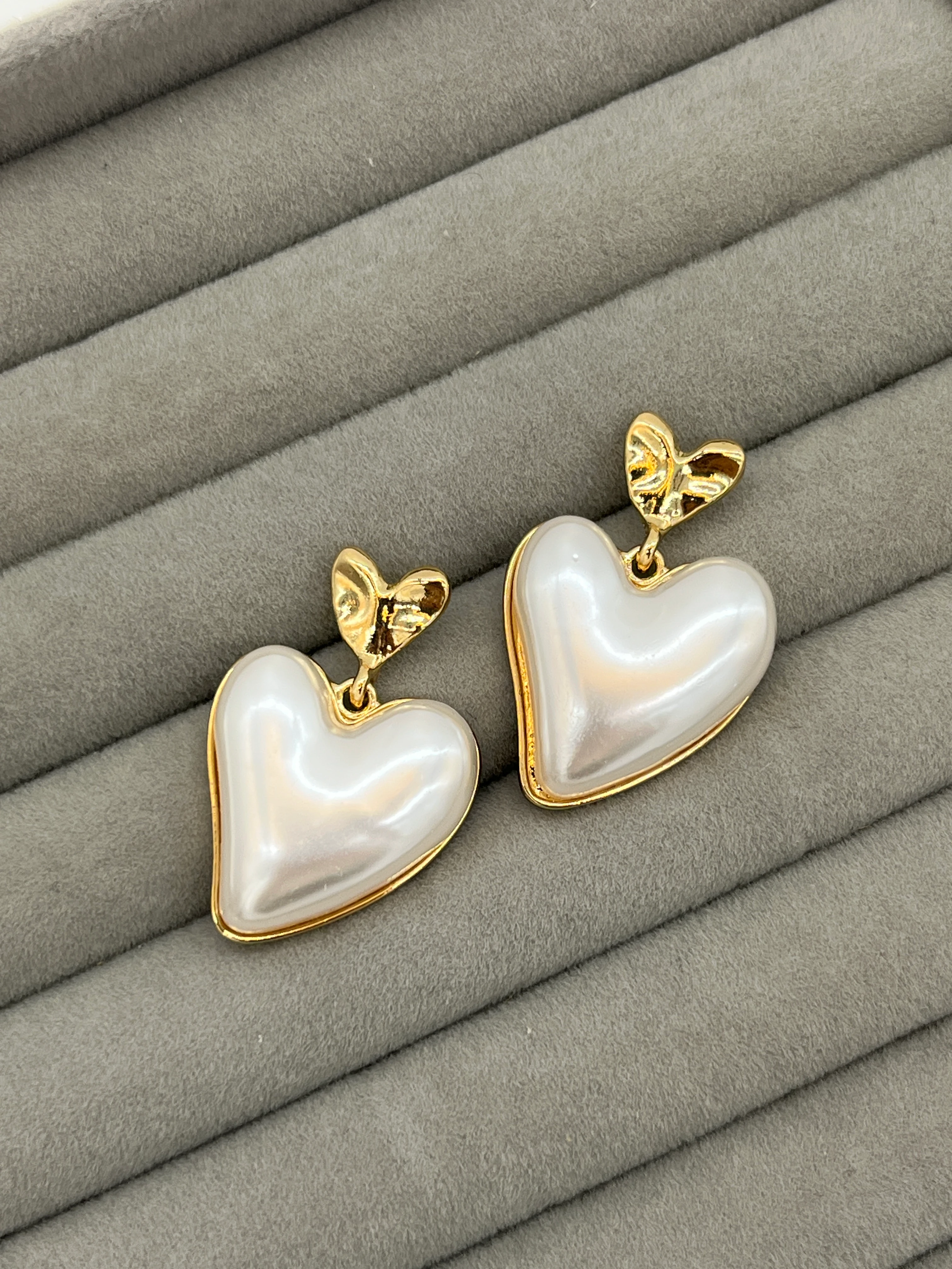 Sallantılı Kalpli İnci Küpe - GOLD