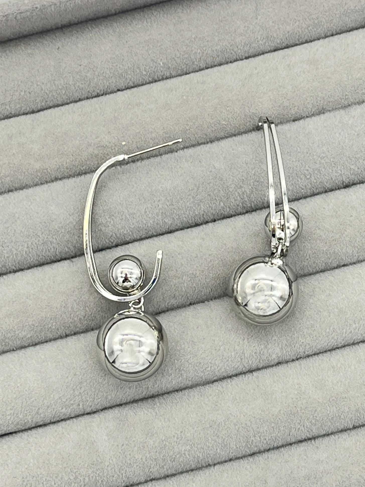 Tasarım sallantılı top gümüş küpe