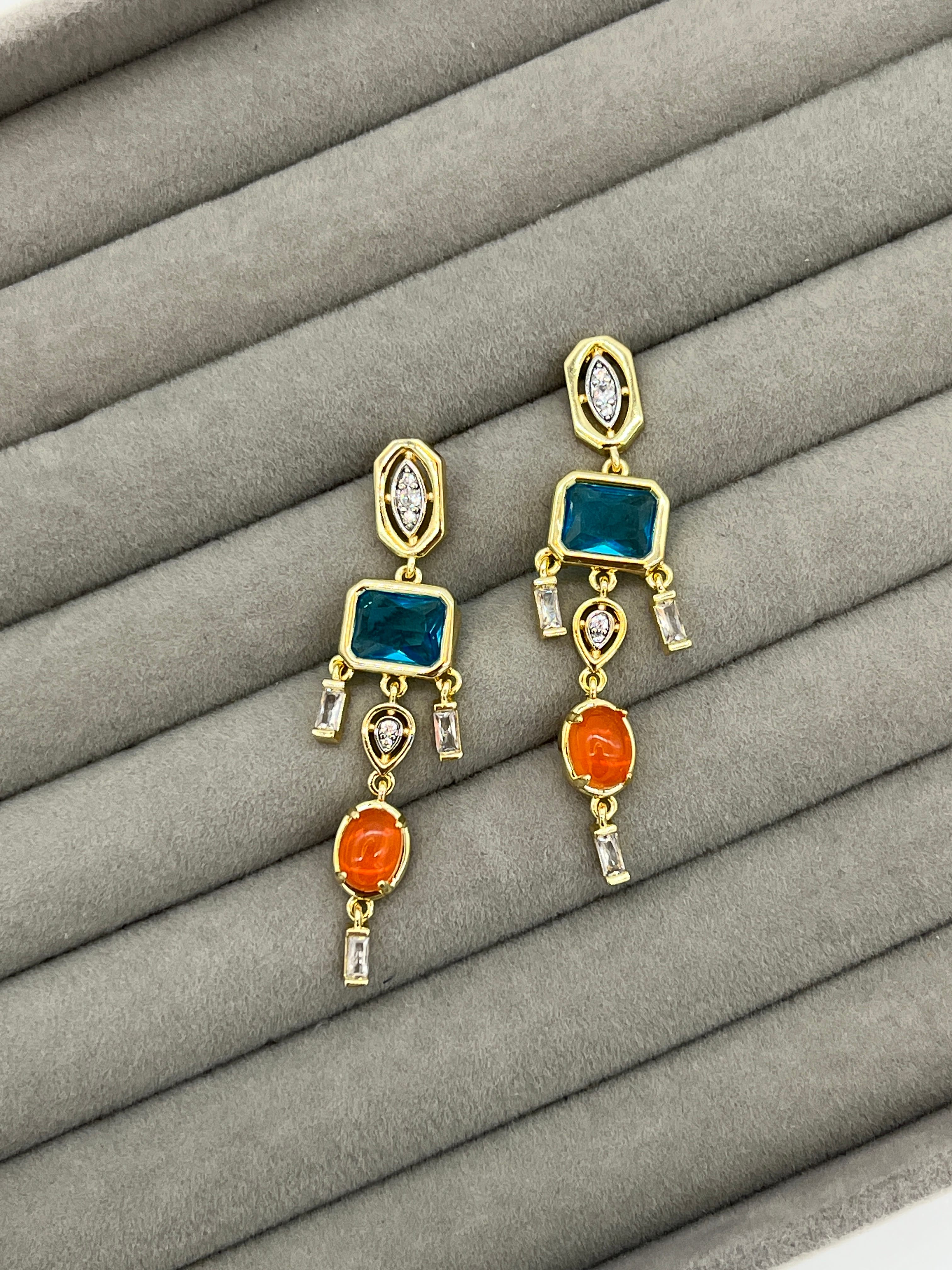 Sallantılı Tasarım Küpe - GOLD